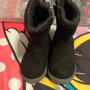 Size 5T black boots perfect for all fall/winter outfits!